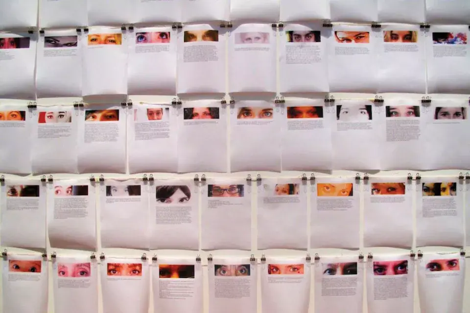 Los ojos de mujeres que relatan la violencia de género en la muestra de Yoko Ono en el Malba