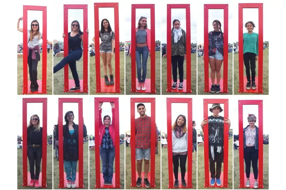 Chicas y chicos probaron el “modelómetro” que instaló la ONG AnyBody Argentina en el Lollapalooza 2016, para mostrar que los cuerpos vienen en todo tipo de tamaños