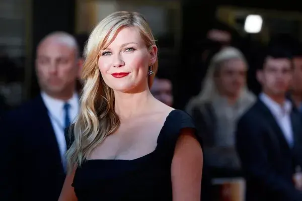 Actualmente, se la vió en Cannes con un estilo bien natural. La actriz llevó el pelo suelto con leves ondas en las puntas y flequillo hacia el costado