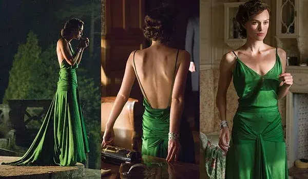 El vestido tiene un efecto tornasol que hace que la intensidad del verde varíe de escena a escena