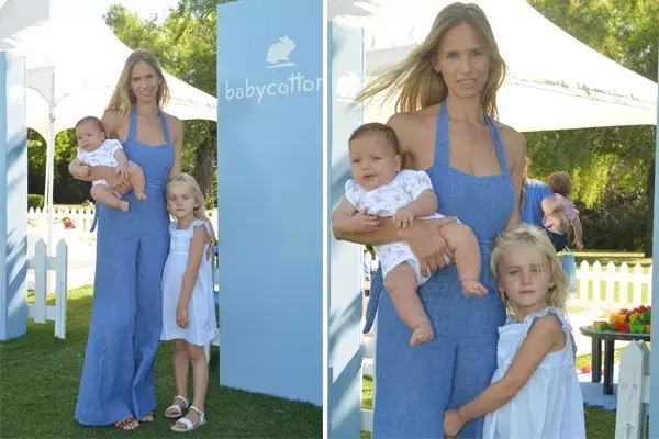 Carola Del Bianco y sus hijas fueron invitadas al sector de Babycottons en las semifinales de la Copa de Oro. ¿Te gusta el mono celeste que eligió?