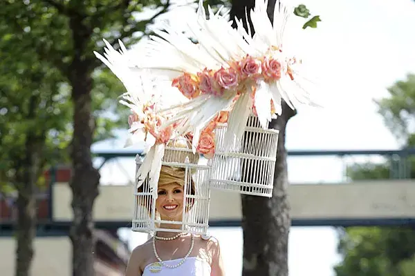 Un diseño con forma de jaula durante la primera jornada del Royal Ascot en Ascot