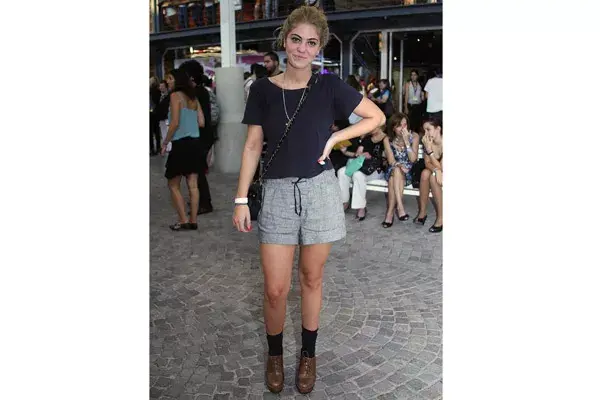 Bien trendy: medias y zapatos con plataforma con cordones. ¡Súper canchero!