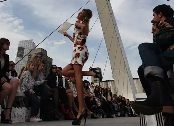 Con un desfile en el Puente de la Mujer, las hermanas Natalia y Adriana Oreiro presentaron prendas de impronta marinera y romántica