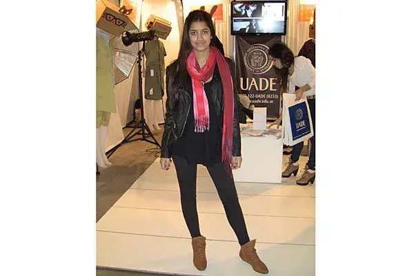 Siempre conviene llevar un accesorio de color cuando nos vestimos de negro