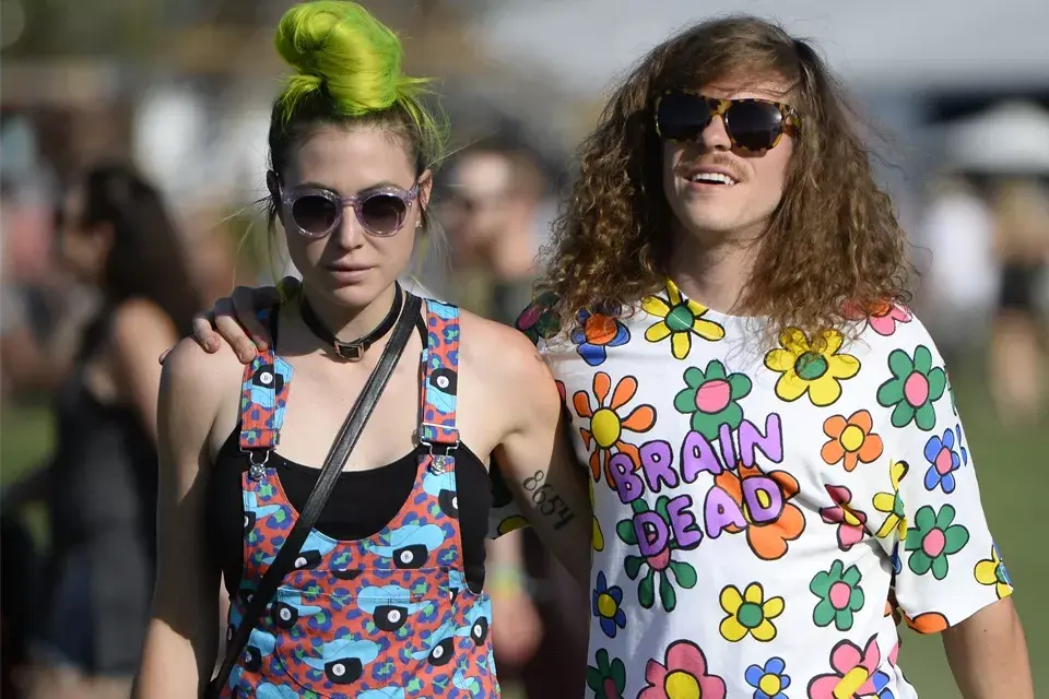 ¿Qué tal esta parejita con onda sixties? Explosión de color y pelos locos para ambos