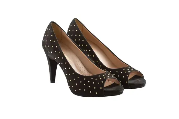 Peep Toes con tachas  (Hush Puppies, $790)