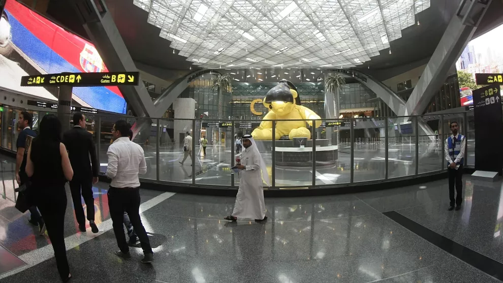 En Qatar, el oso de peluche gigante, de 6 millones de euros, es el hit del hall principal