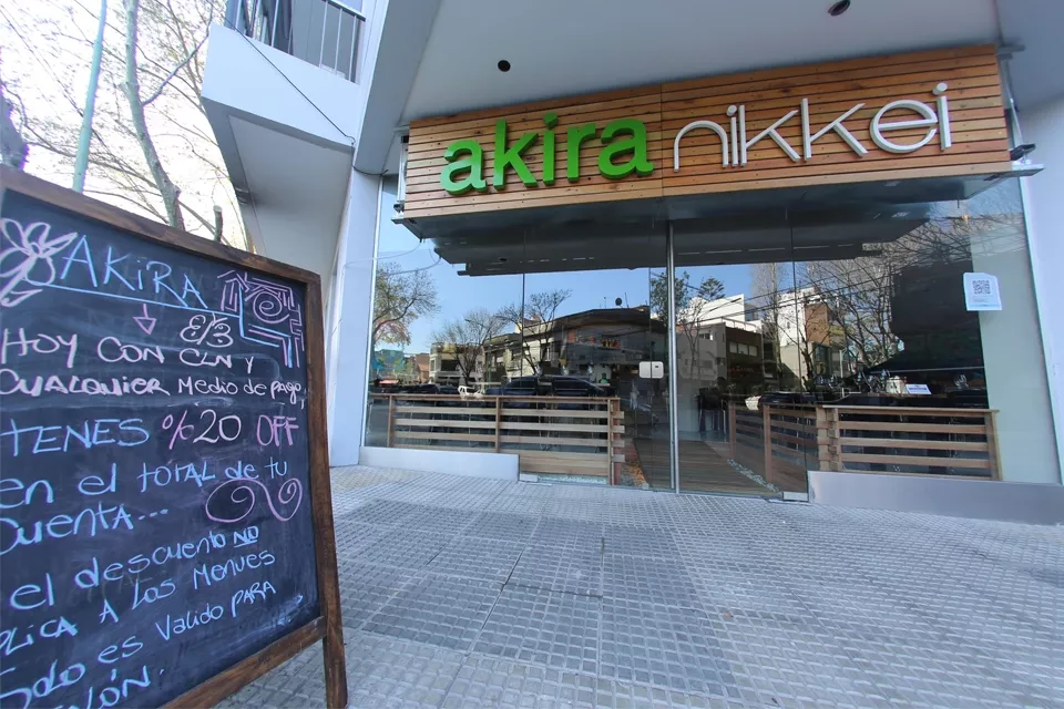 Akira es una de las cadenas pioneras en el arte de crear piezas de sushi premium, platos orientales y cocina fusión con ingredientes característicos del Perú