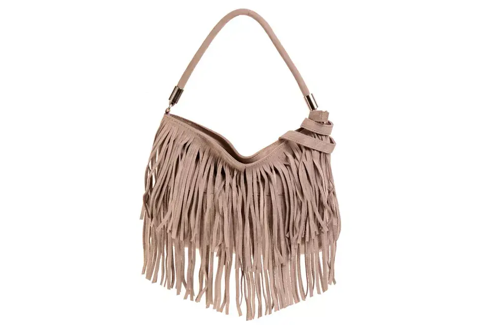 Cartera con flecos en color nude (Prüne, $1150)