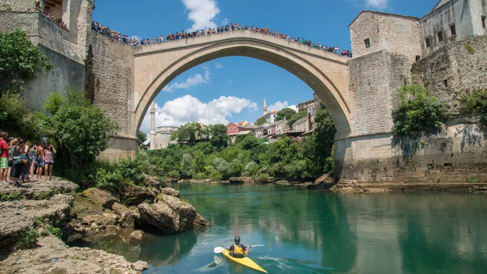 El puente Stari Most, conocido por los audaces que saltan al agua a cambio de monedas