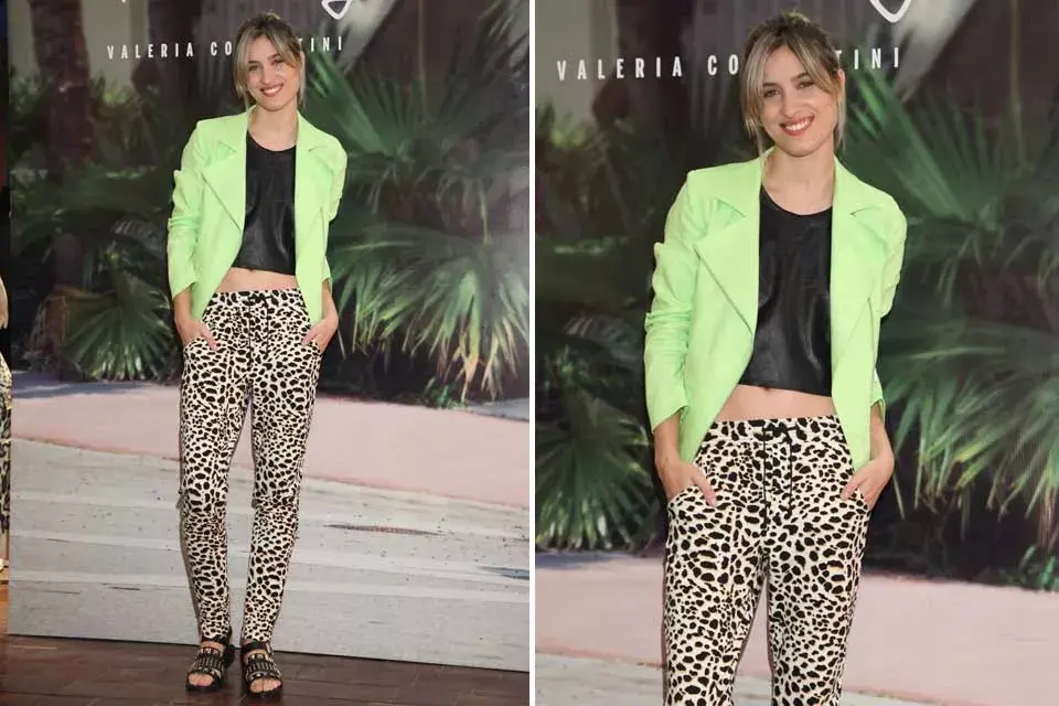 Chaqueta verde limón, crop top y pantalones animal print para Cintia Garrido. Parace que la nueva temporada augura mucho color