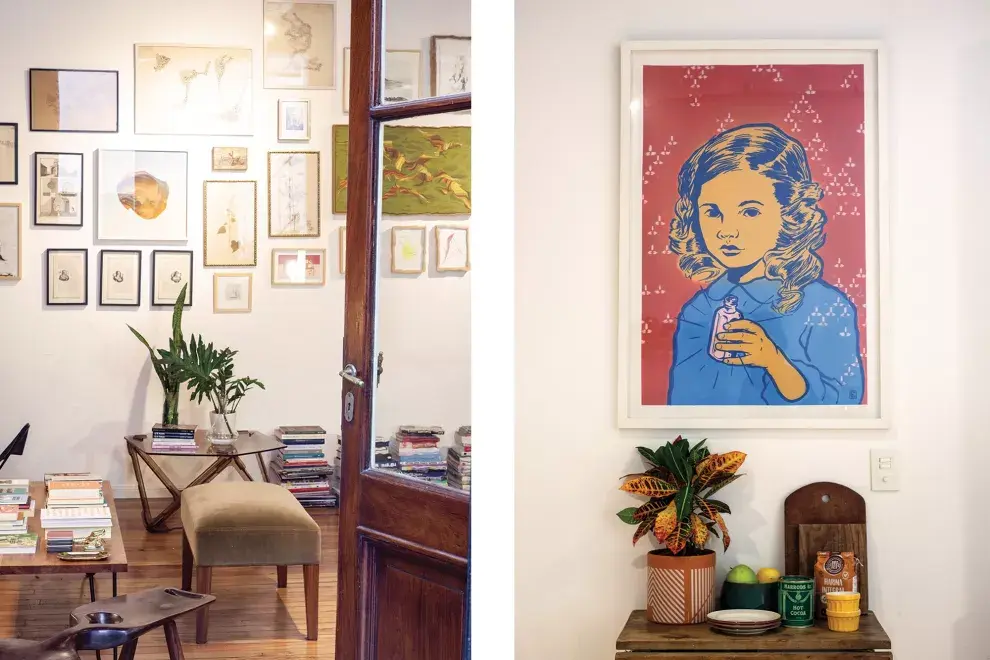 A la derecha: técnica mixta de Diego Roa, la primera obra que Sole compró. También hay obras de Gómez Canle, Eduardo Basualdo, Matías Duville y varios otros.