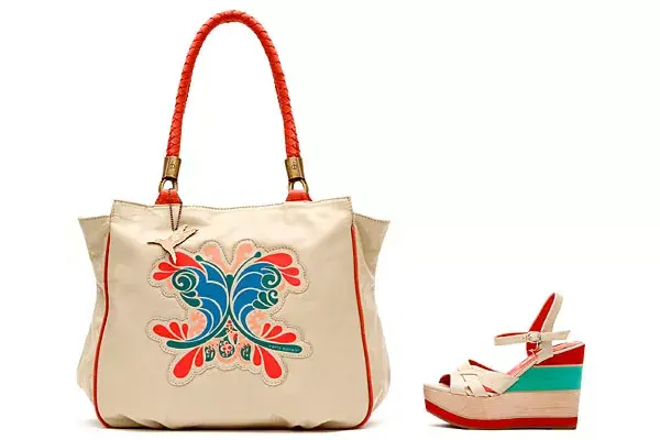 Cartera ($1200) y zapatos ($1100), de Carla Danelli, para mamás bien cancheras que le encantan los colores