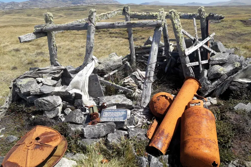 Restos de armas y trincheras en el monte Longdon.