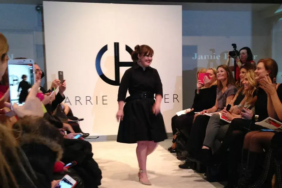 Jamie Brewer en pleno desfile