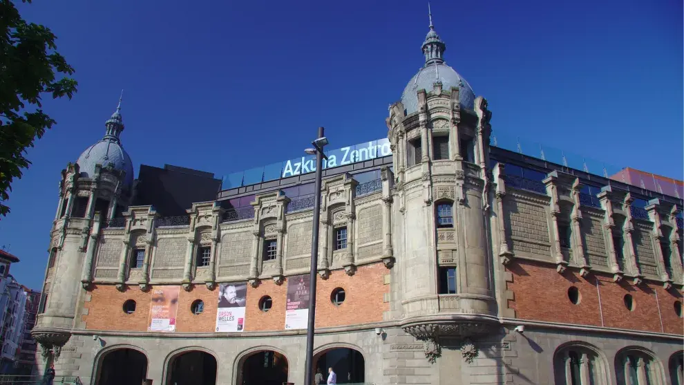 La Alhóndiga, el antiguo almacén de vinos que Philippe Starck convirtió en centro cultural