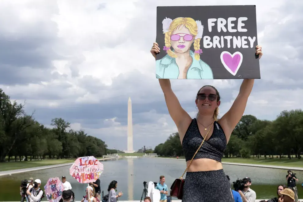 La simpatizante de Britney Spears Maggie Howell protesta en el Memorial de Lincoln durante una manifestación de "Free Britney" el miércoles 14 de julio de 2021, en Washington. El caso de Spears ha impulsado una iniciativa de ley bipartidista para modificar las normas sobre tutelas legales. (Foto AP/Jose Luis Magana)