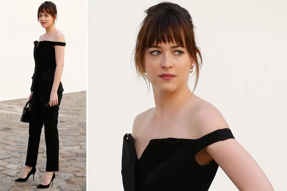 La actriz de moda, Dakota Johnson, eligió un total look en negro. ¡Divina, pero queremos más sonrisa!