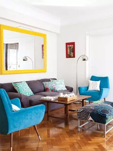 Sofá de tres cuerpos heredado de los abuelos de Pablo, al que acompañan con un almohadón crudo con rayas doradas ($600, Salmón Tienda). Sillones gondoleros del Mercado de las Pulgas.