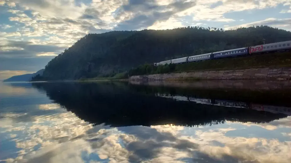 Los 90 kilómetros por las antiguas vías junto al mítico lago Baikal son los más panorámicos del viaje