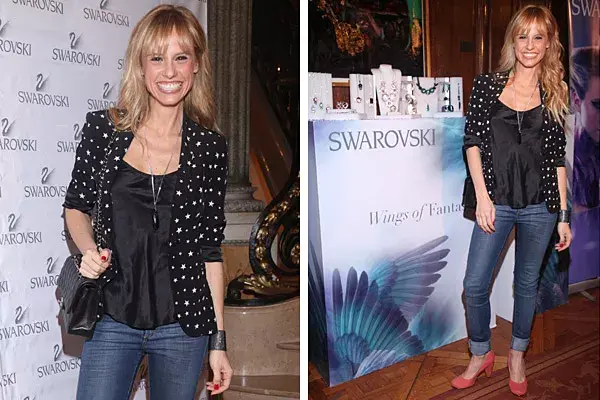 Muy canchera, Mariana Fabbiani estuvo en la presentación de Swarovski; nos enamoramos de los zapatos colorados y del blazer con estrellitas!!!