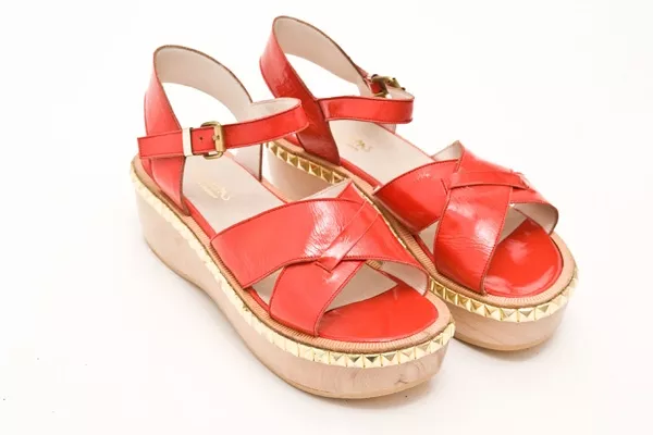 Sandalias rojas con tachas (Las Pepas, $1590)