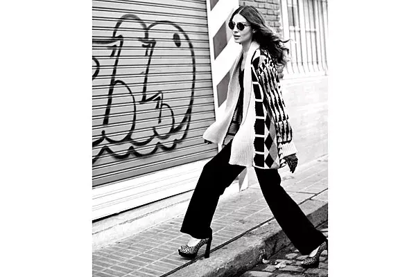 Mono musculosa (Tucci, $736), maxicárdigan (Bendito Pie, $691), anteojos redondos (Infinit, $620), guantes de cuero (Lazaro, $386), peep toe combinado con pelo (Pepe Cantero, $950).