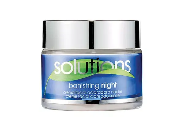Solutions Banishing, de Avon, para la noche es una crema facial con extracto de ciruelas que contribuyen a dejar la piel con un aspecto más claro. Previene y aclara las manchas ($89,99)