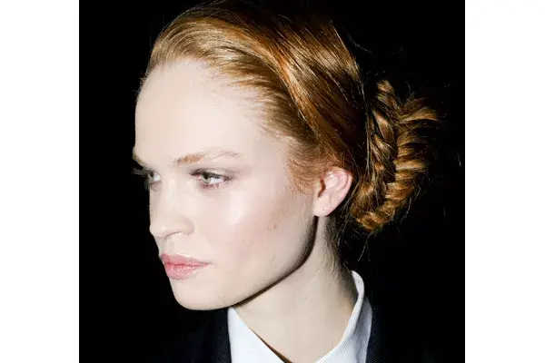 Trenza espiga baja, ideal para mantener prolijidad todo el día, propuesta de Band of Outsiders.