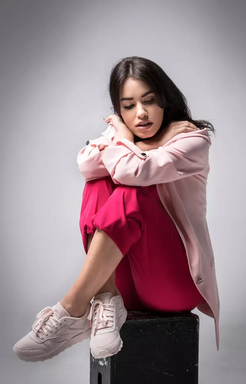 Strapless (Complot, $390), blazer (Zhoue, $3800), pantalón (Las Pepas, $2690), zapatillas (Reebok, $2099). 