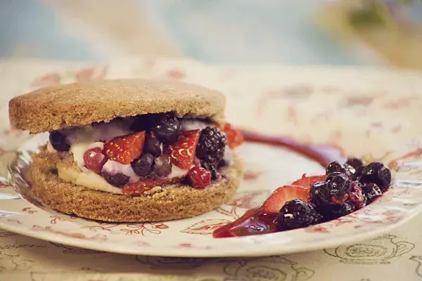 Sandwich dulce con frutos rojos en pan integral