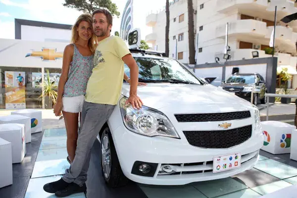 Súper relajados, Eugenia Tobal y Nicolás Pauls en el stand de Chevrolet de Pinamar