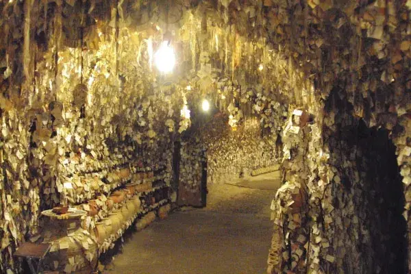 En Avanos, Turquía, las extrañas cuevas del Museo del Cabello, tienen sus muros cubiertos con la colección más grande de pelo que proviene de más de 16000 mujeres, junto con sus nombres y direcciones. ¿Impresión? ¿Asco? ¡Bienvenidas sensaciones varias!