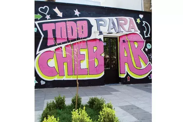 La fachada del outlet de Jazmín camuflada con un grafitti