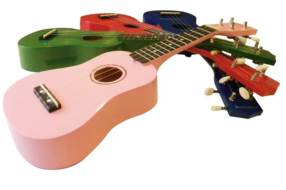 Ukeleles de colores (Ukelele Rodríguez, $297) ideal para dar los primeros pasos musicales