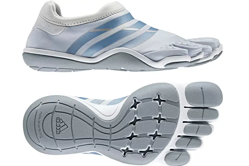 Adipure, lo último de Adidas, $585. Ayudan a fortalecer los músculos, mantener el equilibrio y la destreza. ¡Ideal para el gym!