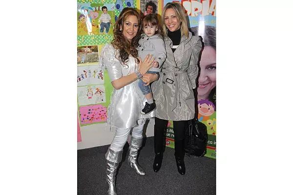 Divino el trench de Andrea Salonia que también aprovechó para llevar a su hija a ver el show de Adriana en el Astral