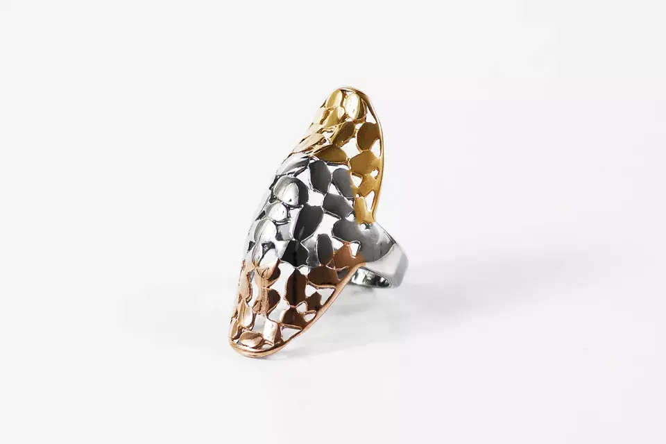 Anillo grande tricolor (Forever Jewels, $221)