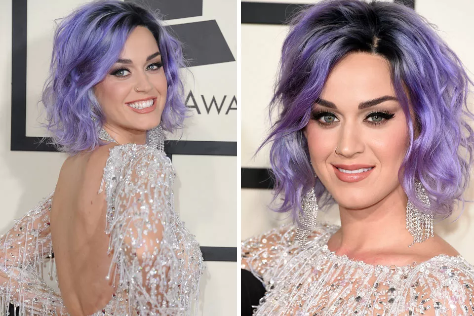 Katy Perry eligó un par de aros bien importantes de Sophia Webster y un piercing bien discreto que completó su estilismo. ¿Su melena? Lila con algunas ondas para darle movimiento