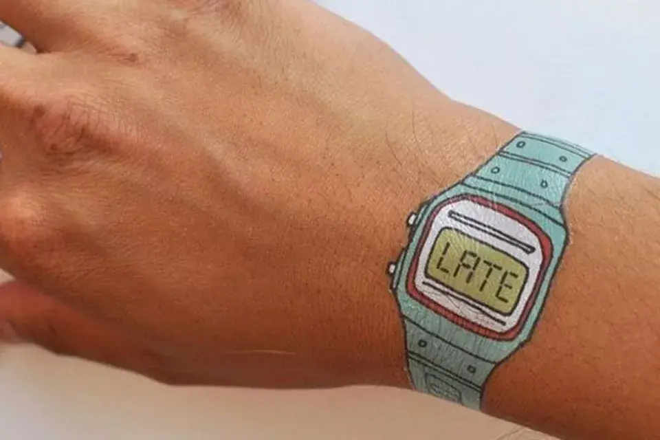 Ideal para impuntuales: un reloj tatuado que te dice  claramente qué hora es: TARDE