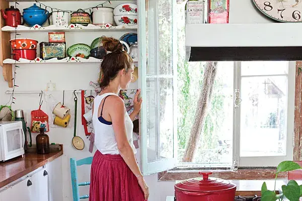 Aunque tenía espacio en el living para agregar una mesa de comedor, prefirió hacerlo en esta galería vidriada integrada a la cocina. Es más cálido y le da un toque informal. Para las sillas, probó distintas pátinas, cada una con diferentes técnicas y colores