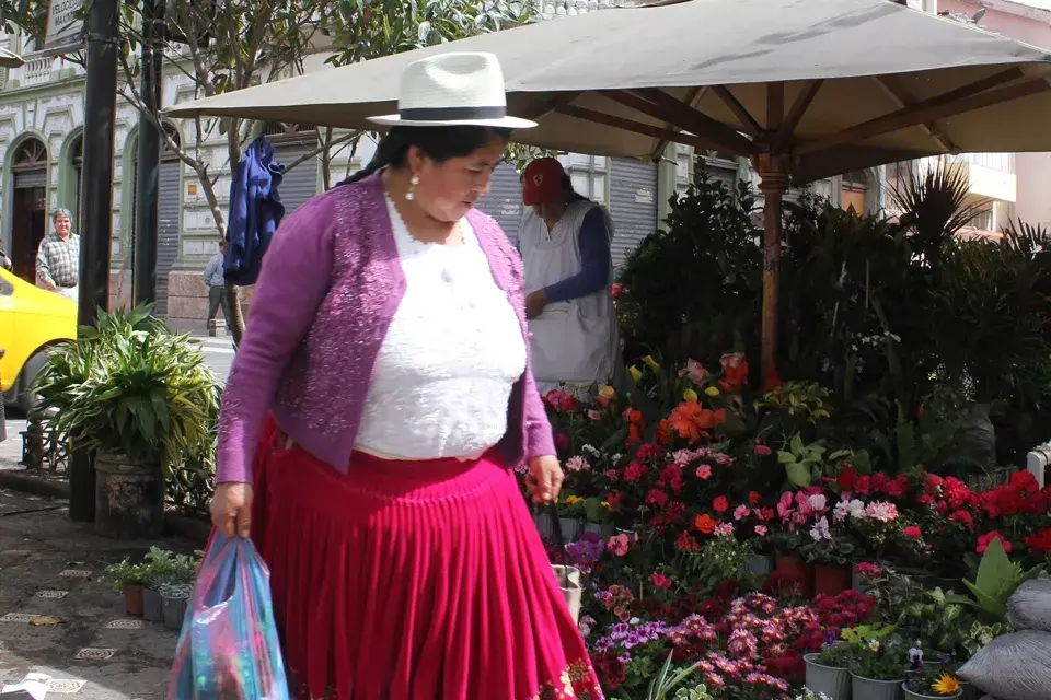 Color local: las cholas y los mercados callejeros