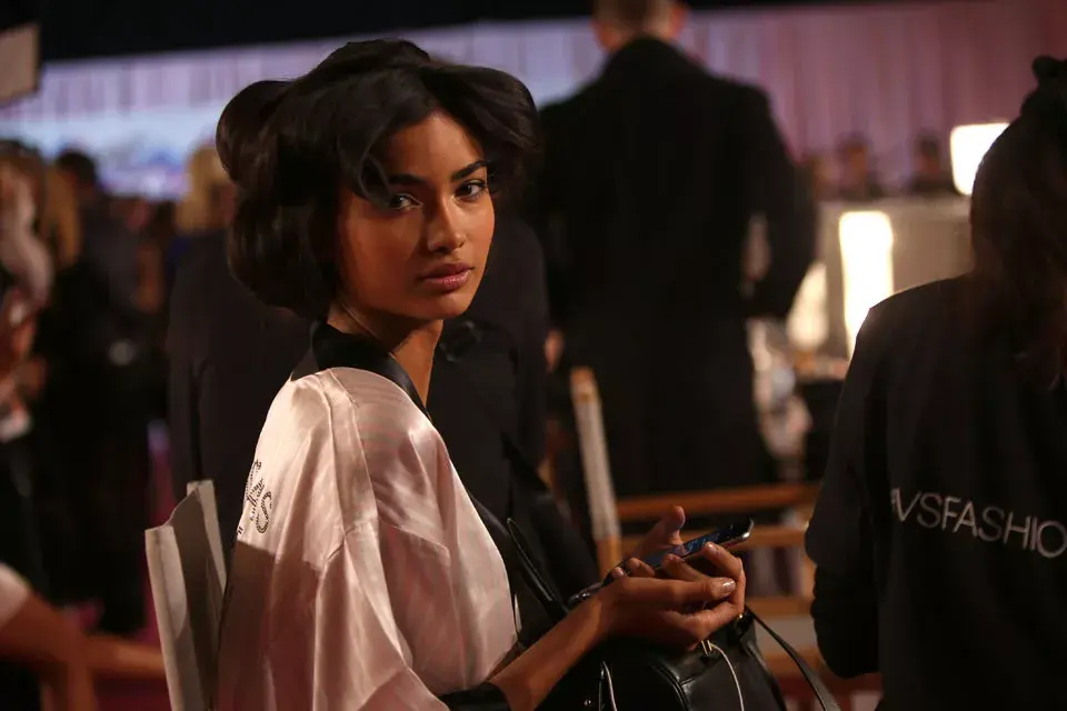 Kelly Gale, una morocha, que se llevó varios suspiros durante el desfile