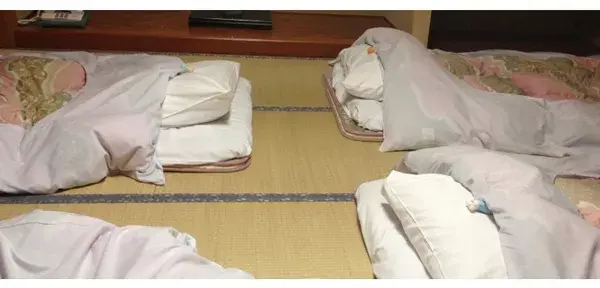 Los muñequitos en sus camas