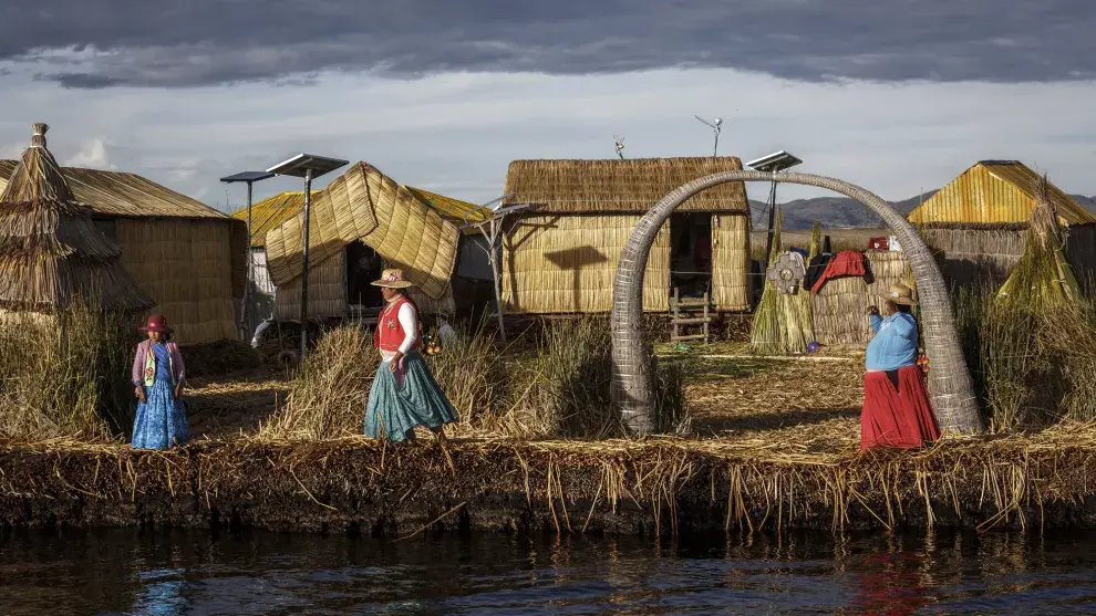 Las islas artificiales de los Uros, en el Titicaca, una de las excursiones en el camino