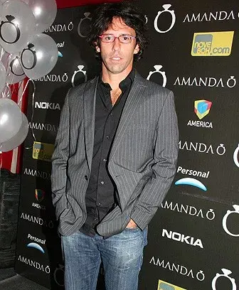Gatón Portal también acompañó a Nati Oreiro en el lanzamiento de su nueva novela, en el Bar Godoy.