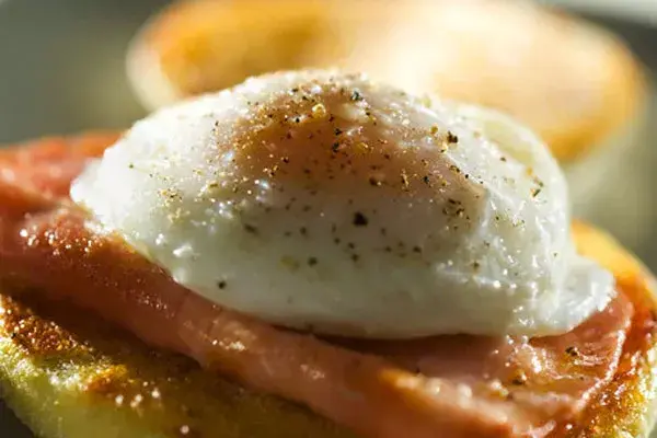 La receta de huevos Benedict del pan semillado Oroweat