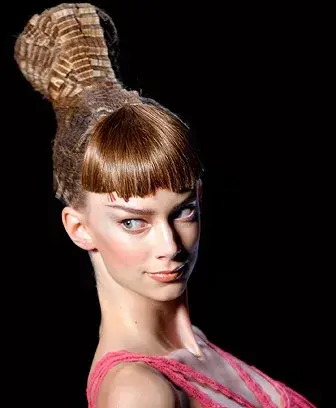 Raros peinados, durante el desfile de la colección de John Galliano para Christian Dior. 