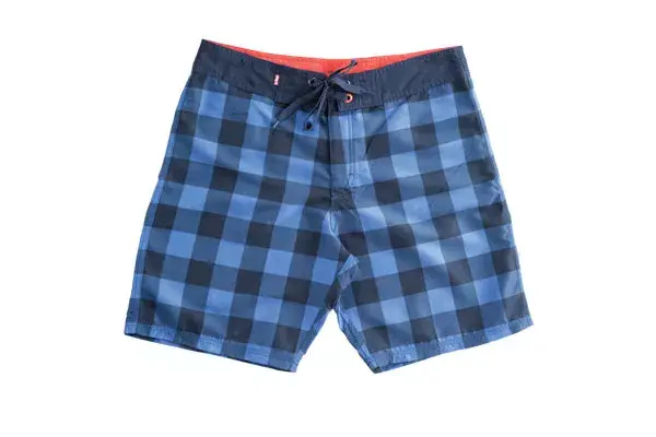 Bermuda cuadrillé con cinto gris (Americanino, $399)